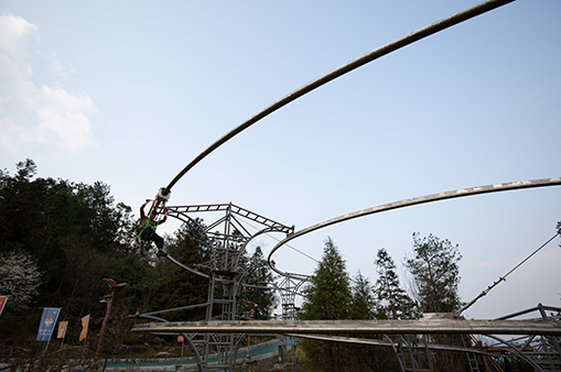 軌道滑索-浙江鵬鳴游樂設(shè)備有限公司