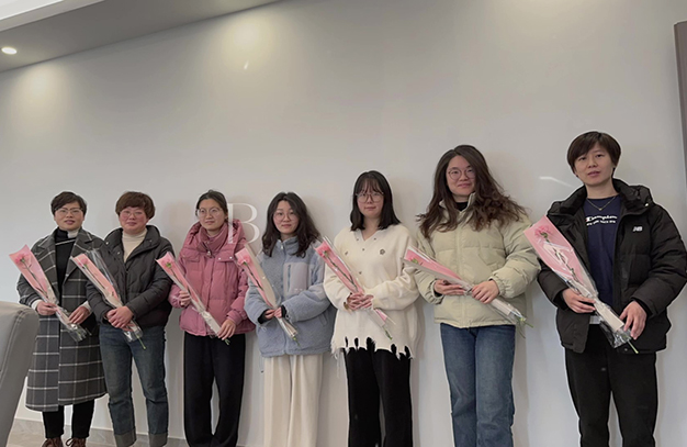 值此女神節(jié)之際，我司為每位女員工送上鮮花，衷心祝愿所有女性員工節(jié)日快樂，工作順利，生活美滿！-浙江鵬鳴游樂設備有限公司